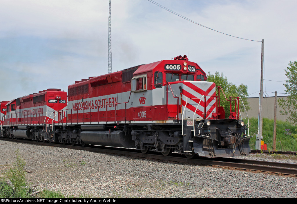 OR 4005 leads two fellow red and gray 40-2s on a late running T4 (HJ) toward the CP diamonds